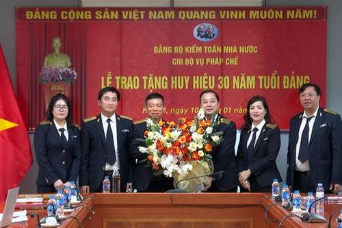 Thêm một đảng viên vinh dự nhận Huy hiệu 30 năm tuổi Đảng