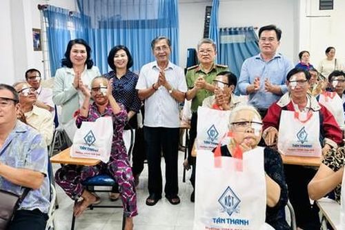 Phẫu thuật mắt miễn phí và tặng quà cho cán bộ Công an hưu trí và thân nhân
