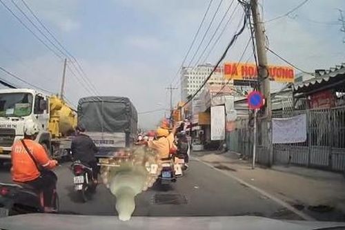CSGT 'mở đường' cho ôtô đưa người bị ngất xỉu đến bệnh viện kịp thời