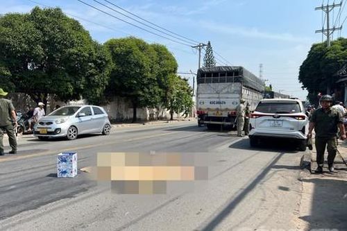 Đón con đi học về, người đàn ông bị xe tải cán tử vong