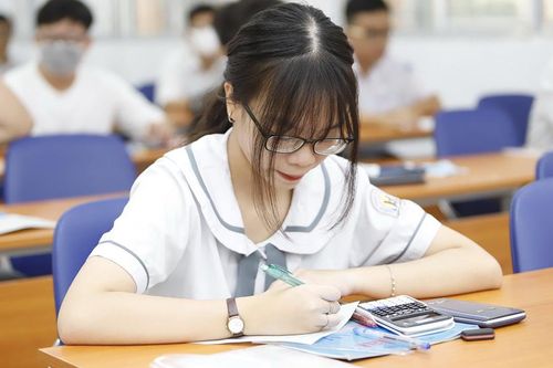 Hiệu trưởng dạy thêm có cần xin phép?