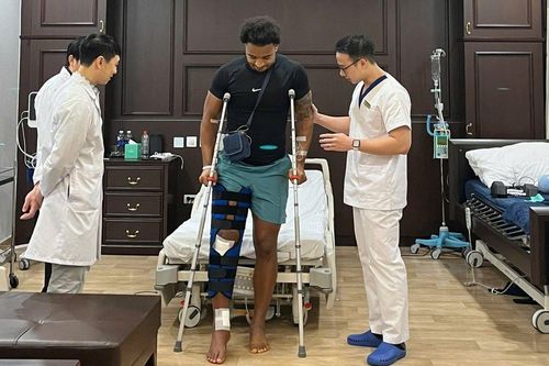Nguyễn Xuân Son tập đi bằng nạng