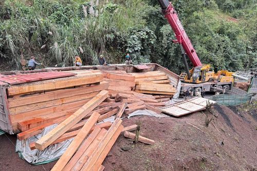 Xe chở gỗ bị lật, đường lên cửa khẩu quốc tế ở Quảng Trị ách tắc nhiều giờ