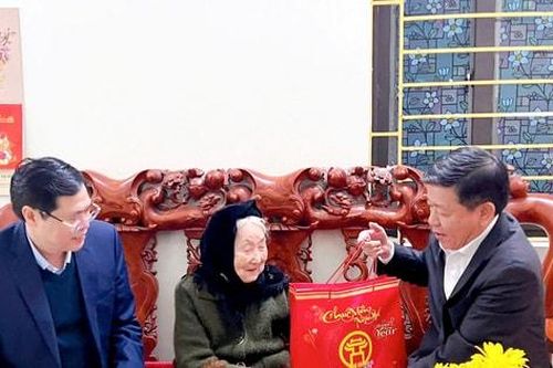 Phó Chủ tịch UBND thành phố Hà Nội Dương Đức Tuấn thăm, tặng quà Tết gia đình chính sách huyện Thanh Trì