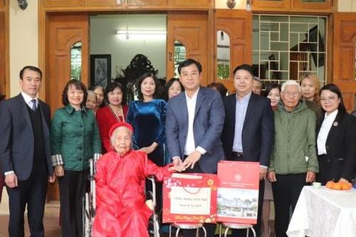 Lãnh đạo quận Hoàng Mai tặng quà gia đình chính sách dịp Tết Nguyên đán Ất Tỵ 2025