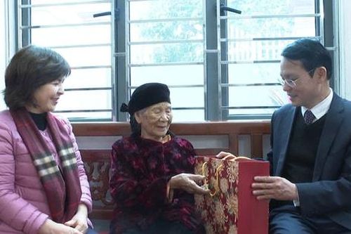 Phó Chủ tịch HĐND thành phố Phạm Quí Tiên tặng quà các gia đình, cán bộ cách mạng huyện Đông Anh
