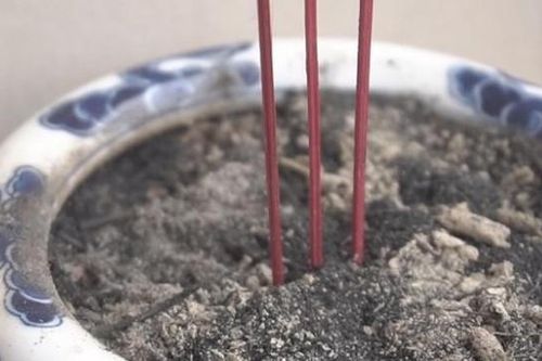 Tại sao cần để lại 1-3-5-7-9 chân nhang sau khi tỉa chân nhang bát hương những ngày cuối năm 2024 ?