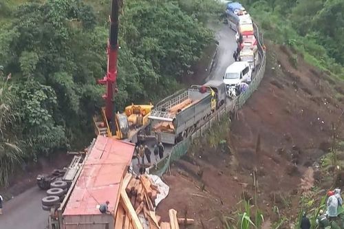 Lật xe chở gỗ, đường lên cửa khẩu La Lay ách tắc nghiêm trọng