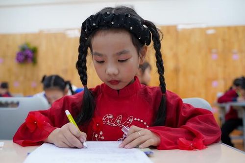 Gần 300 học sinh thi viết chữ đẹp cấp trường, mong được dự thi Chữ đẹp Việt lần 2