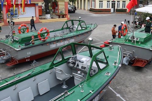 Lễ trao tặng xuồng hưởng ứng phong trào 'Vì biển đảo quê hương'