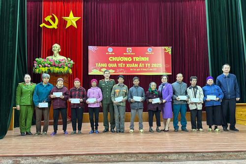 Mang Tết sớm đến với đồng bào nghèo ở Lào Cai