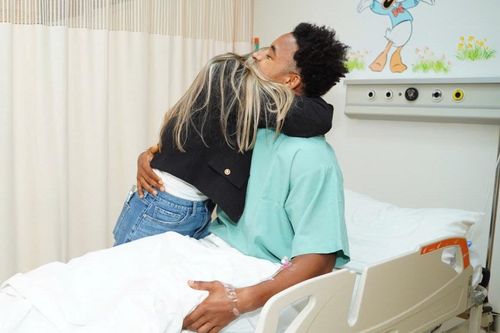 Đang nằm viện, Xuân Son vẫn 'nịnh' vợ ngọt ngào trên mạng xã hội