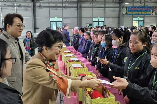 Tặng quà cho công nhân tại Nghệ An dịp Tết Nguyên đán 2025