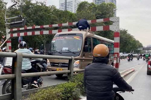 Xử lý tài xế điều khiển xe khách đi lên cầu vượt Tây Sơn