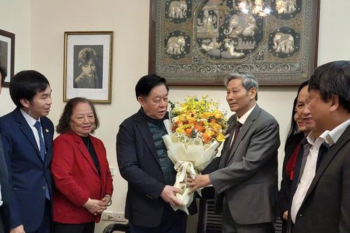 Trưởng Ban Tuyên giáo Trung ương Nguyễn Trọng Nghĩa thăm, chúc tết nhà khoa học, văn nghệ sĩ