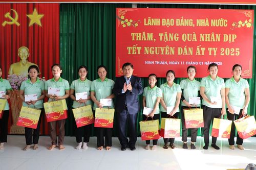 Thăm, tặng quà các đối tượng chính sách tại Ninh Thuận
