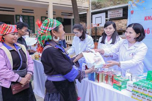 Dược phẩm Tâm Bình khám bệnh và tặng quà cho 600 người dân vùng cao