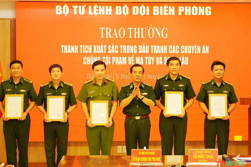Bộ đội Biên phòng trao thưởng thành tích đấu tranh chống các loại tội phạm