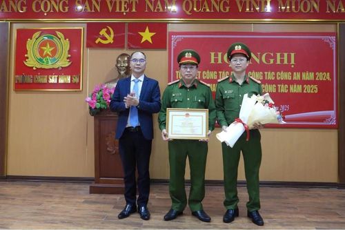 Trao Bằng khen của Thống đốc Ngân hàng Nhà nước cho Công an TP Đà Nẵng