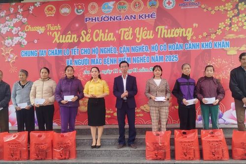 Ấm áp chương trình 'Xuân sẻ chia, Tết yêu thương'