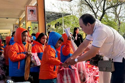 Tặng áo ấm, quà tết cho học sinh đồng bào dân tộc thiểu số