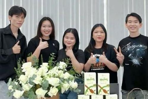 Nhóm sinh viên sáng chế muỗng nhựa sinh học từ vỏ quất