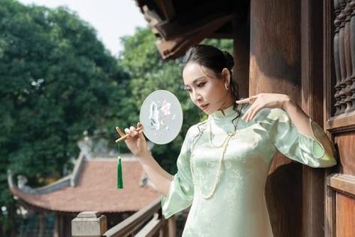 Hà Hồng Nhung - Đại sứ doanh nhân đa tài khoe sắc trong tà áo dài Tết của Anadi Fashion