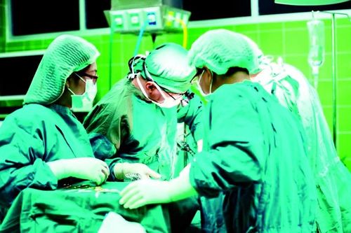 Cấy ghép máy điều hòa nhịp tim siêu nhỏ cho bé sơ sinh