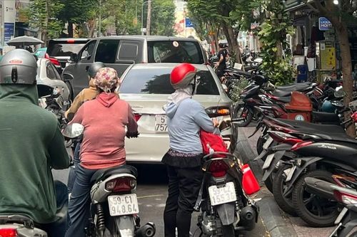 Ùn tắc giao thông: Đường đi làm, về nhà... xa hơn