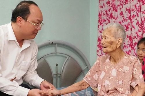 Phó Bí thư Thường trực Thành ủy TPHCM Nguyễn Hồ Hải thăm, chúc tết người cao tuổi, gia đình khó khăn