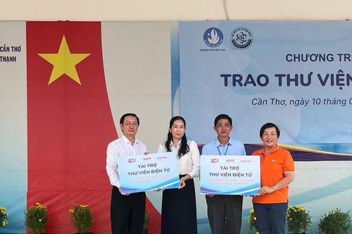 Trao tặng 2 thư viện điện tử trường học tại TP Cần Thơ