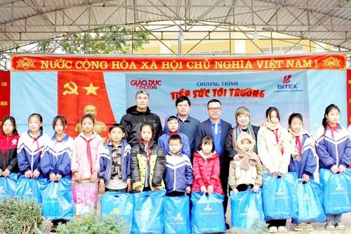 Báo Giáo dục và Thời đại tiếp sức tới trường cho học sinh vùng khó Cao Bằng