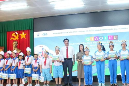 Học sinh tiểu học Cần Thơ hào hứng thi kiến thức an toàn giao thông