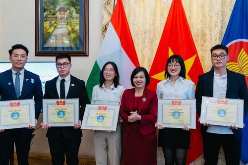 Du học sinh Hungary đạt danh hiệu Sinh viên 5 tốt và Giải thưởng Sao tháng Giêng