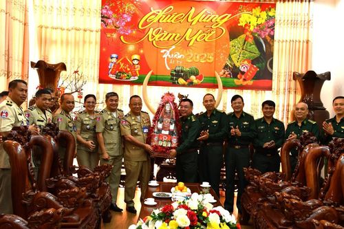 Ty Công an tỉnh Mondulkiri, Campuchia chúc tết BĐBP Đắk Lắk