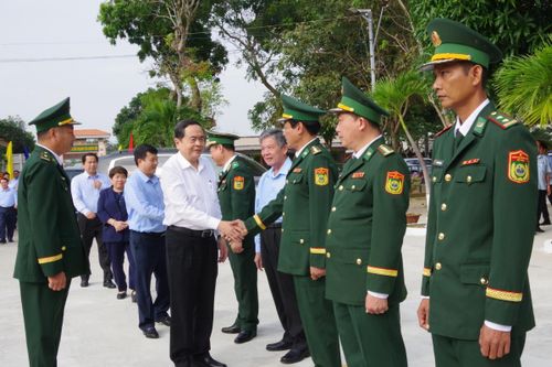 Chủ tịch Quốc hội Trần Thanh Mẫn thăm, chúc Tết cán bộ, chiến sĩ Đồn Biên phòng Mỹ Long