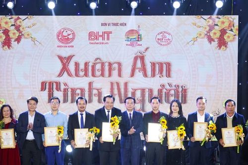 Báo Pháp luật Việt Nam và Công ty CP MBN Jupiter ủng hộ 200 triệu đồng xây nhà cho người nghèo ở huyện Cẩm Xuyên