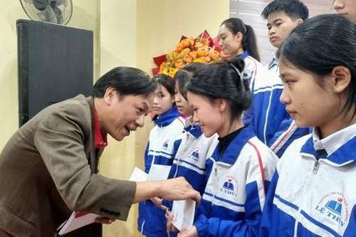 Tiếp thêm động lực cho học sinh nghèo tỉnh Quảng Bình