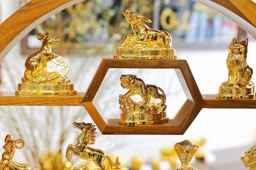 Tượng 12 con giáp mạ vàng 24K bán chạy dịp Tết Ất Tỵ