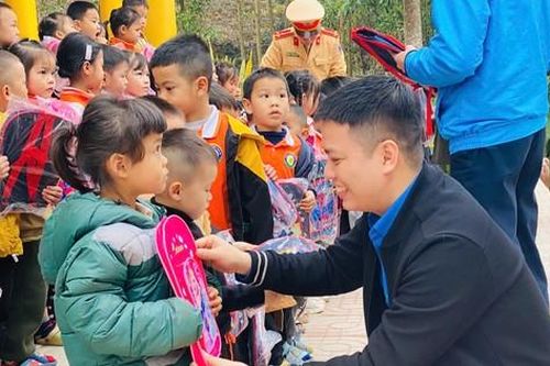 Đông ấm vùng cao, Tết sớm về bản