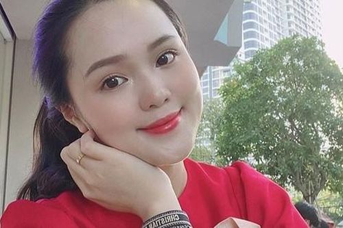 Vợ Duy Mạnh dát đồ hiệu lên người