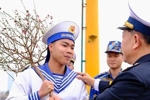 Chuyến tàu 'mang Tết' tới đảo tiền tiêu