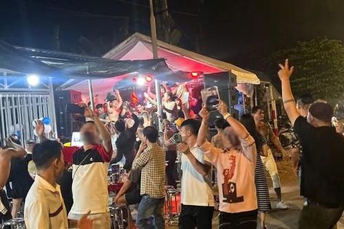 Mời làm việc nhóm thanh thiếu niên đốt pháo hoa mừng sinh nhật trên Quốc lộ 1