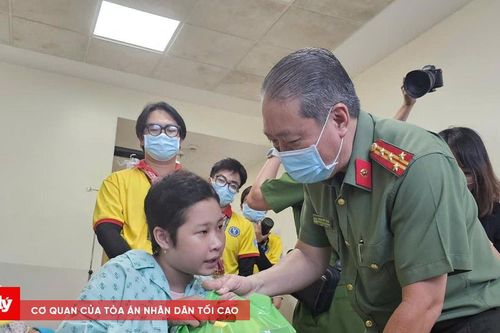 Hơn 350 phần quà đến tay bệnh nhi khó khăn ở Thủ Đức