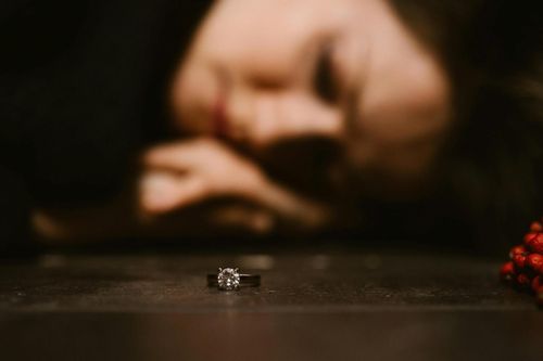 Đến khách sạn đánh ghen, người vợ cay đắng trước hành động của chồng