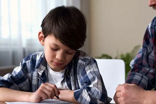 Ông bố bị bắt quả tang dùng AI làm bài tập giúp con: Kẻ chê, người đồng cảm