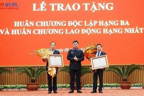 Trao Huân chương Độc lập hạng Ba và Huân chương Lao động hạng Nhất tặng 2 cá nhân