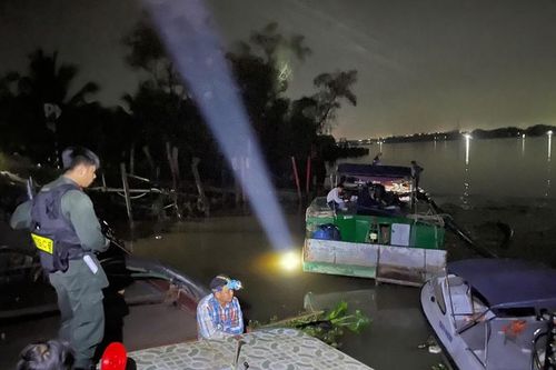 Bắt quả tang 2 tàu sắt khai thác cát trên sông trái phép