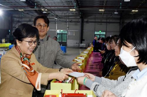 Phó Chủ nhiệm Ủy ban Tài chính, Ngân sách của Quốc hội thăm, tặng quà công nhân lao động Nghệ An