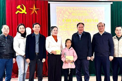 Ban Tổ chức Tỉnh ủy tặng quà gia đình khó khăn nhân dịp đón Tết Ất Tỵ tại huyện Quỳ Châu